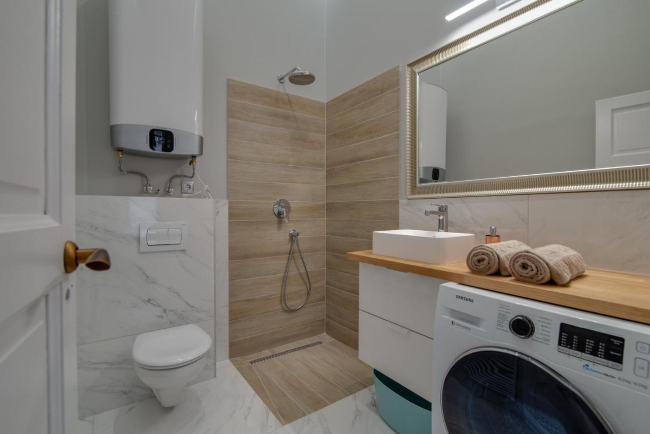 Helios Downtown Martha Apartamento Budapeste Exterior foto